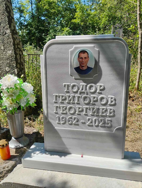Паметник от мрамор с портрет и надпис
